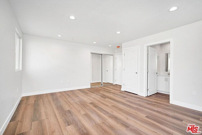 Building Photo - Saticoy Villas