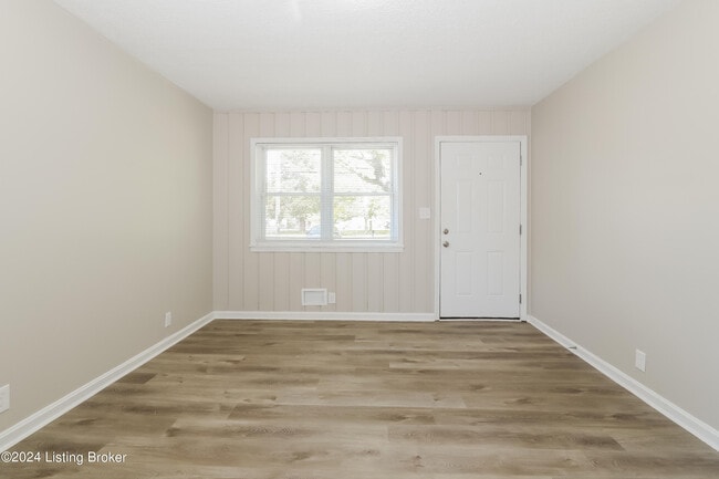 Building Photo - 1136 Lone Oak Ave