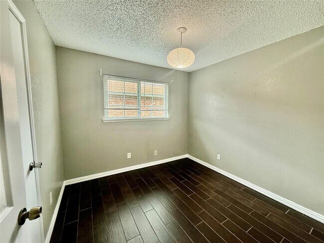 Building Photo - 8818 Fern Valley Dr