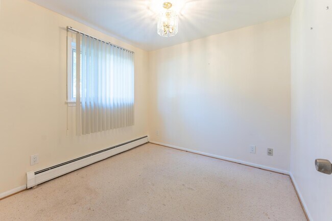 Building Photo - 2616 Douglas Dr