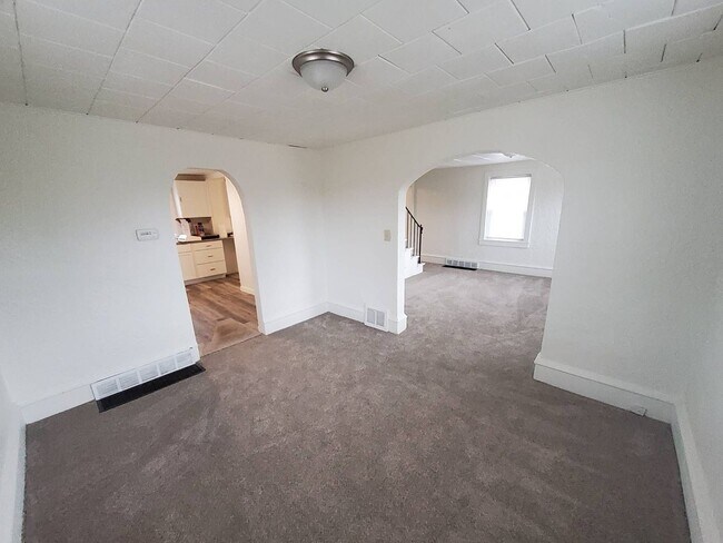 Building Photo - 928 W Kamps Ave