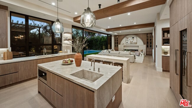 Building Photo - 565 Toyopa Dr