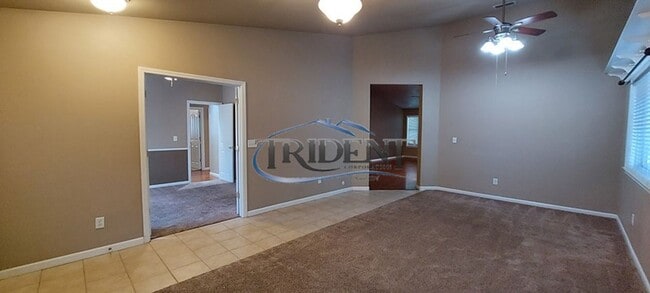 Building Photo - 4 bedroom, 2 bath house with open floor plan
