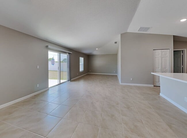 Building Photo - 2039 SW Trenton Ln