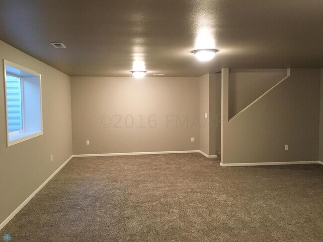 Building Photo - Spacious & Modern 4 Bed 3 Bath Home in Far...