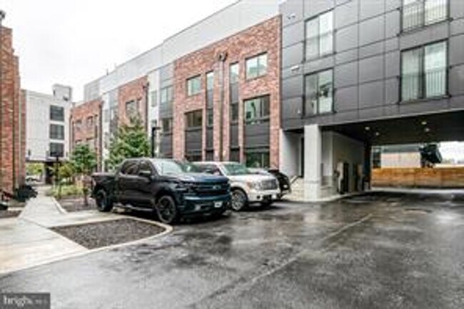 Building Photo - Northern Liberties Townhome with Parking