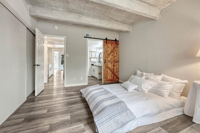 Building Photo - Charming 3-Bed Penthouse Condo in Denver with 2 full bathrooms! – Open Floor Plan *Move in specia...