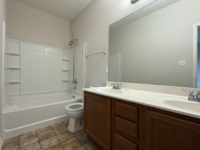 Building Photo - 1722 E Mesa Park Dr