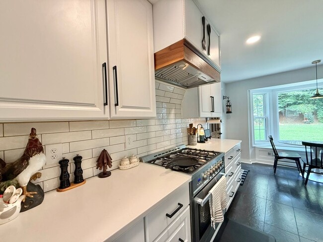 Building Photo - Stunning *4BD, 3BA North Raleigh Home on a...