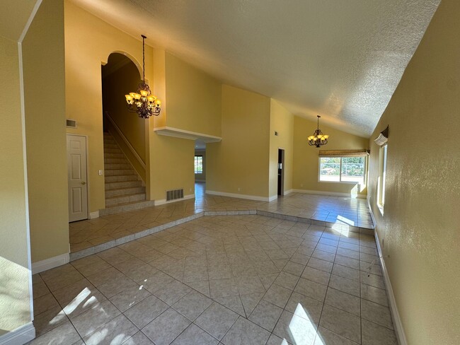 Building Photo - 4 Bedroom house with pool and amazing views