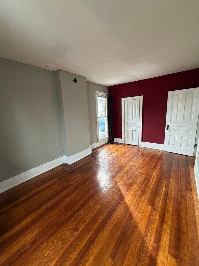 Building Photo - 612 Cherry St