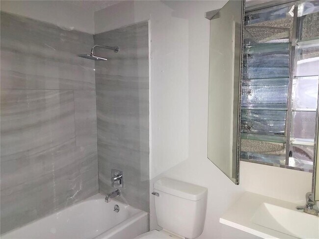 Building Photo - 2001 Groveland Rd