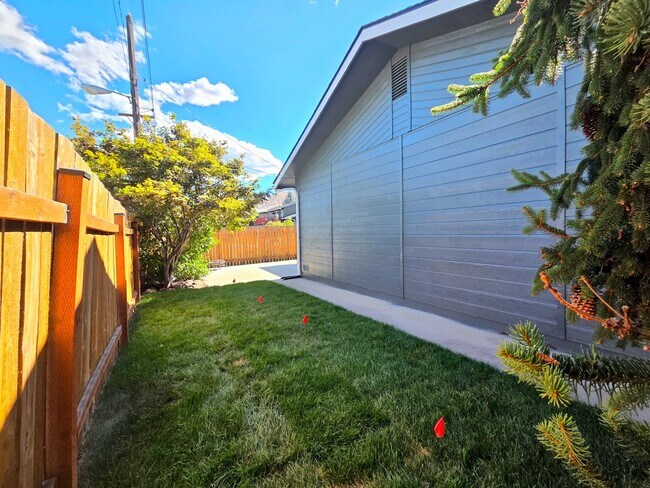 Building Photo - Beautifully Renovated 3-Bed. + Den, 2-Bath Rambler for Rent! ** LANDSCAPING INCLUDED!! ** + W/D!