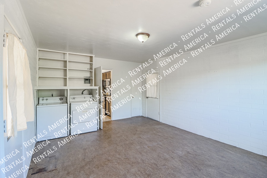 Building Photo - 4201 E Stanford Dr