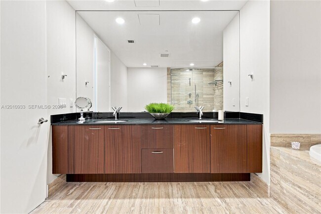 Building Photo - 15811 Collins Ave