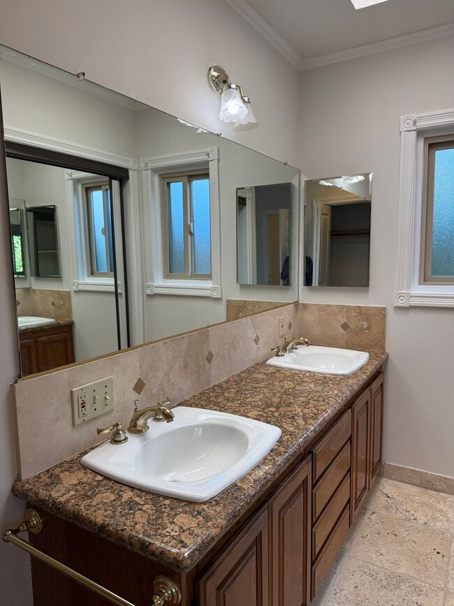 Building Photo - San Pedro 4 bedroom, 3 Bath Home with yard and Deck! Available NOW!