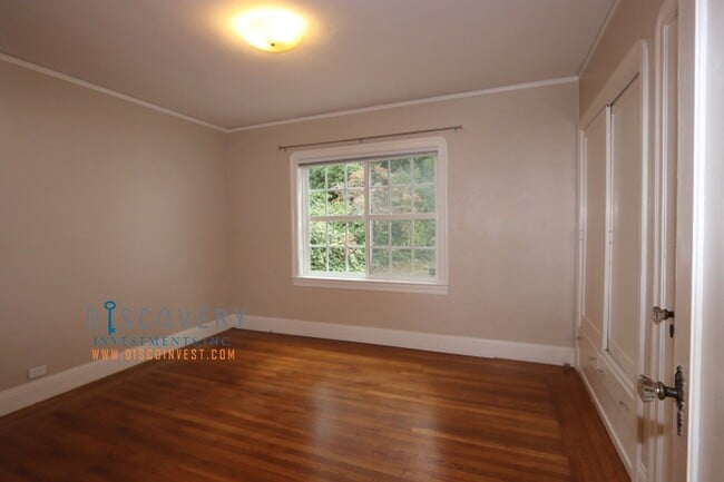 Building Photo - Upper Rockridge 3 Bedroom Home