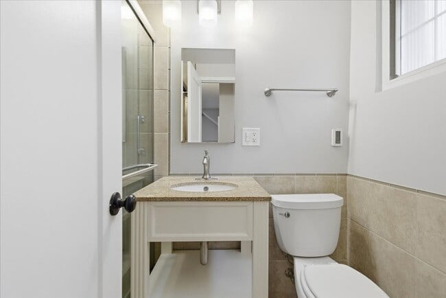 Building Photo - Condo in Parkfairfax community