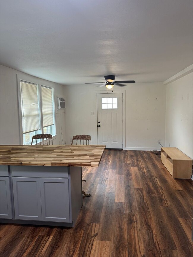 Building Photo - Cute 1/1 Apartment Near Downtown Bryan!