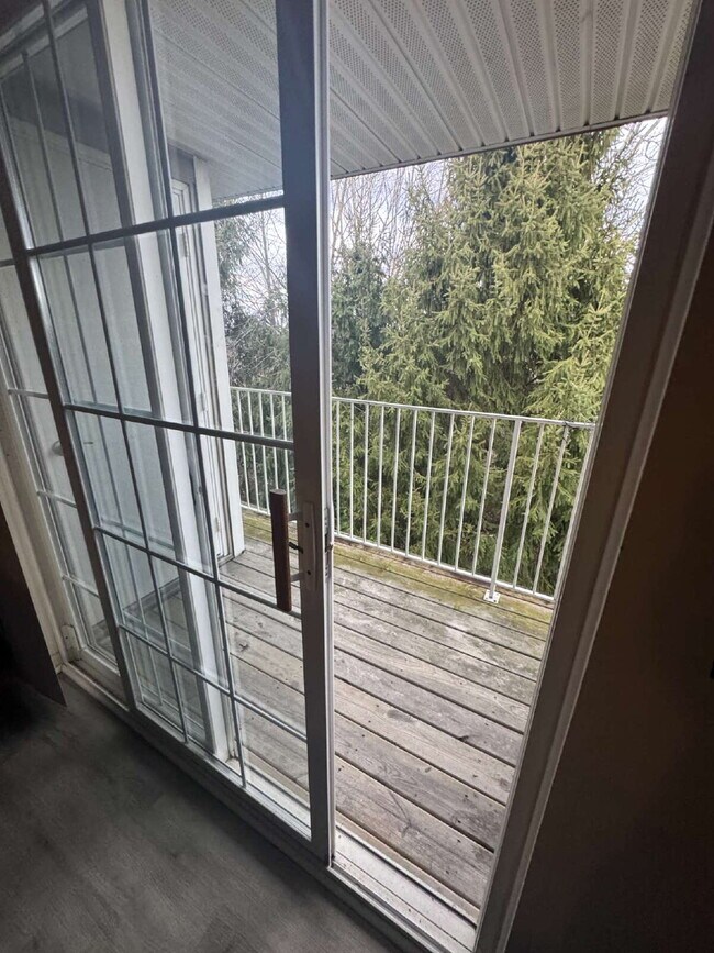 Building Photo - Fenton Fully-Furnished 2-Bedroom Apartment Available!