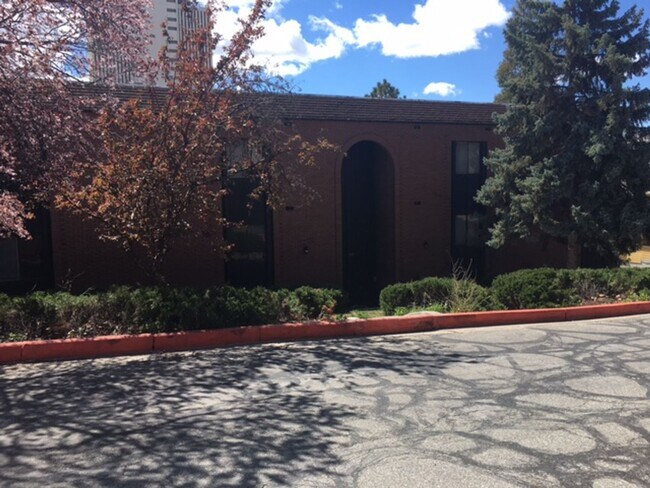 Building Photo - Nice Private Guy Room Downtown