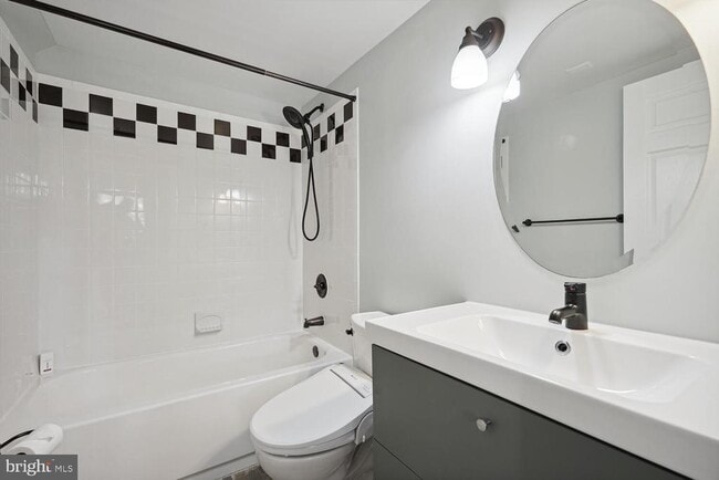 Building Photo - 313 E Mason Ave