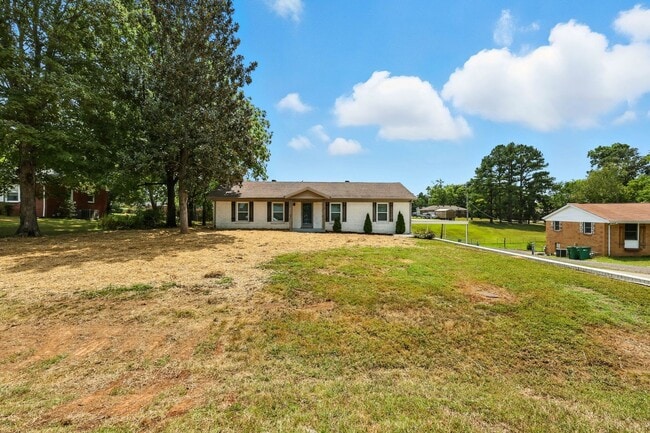 Building Photo - Spacious 3 bedroom home with finished base...