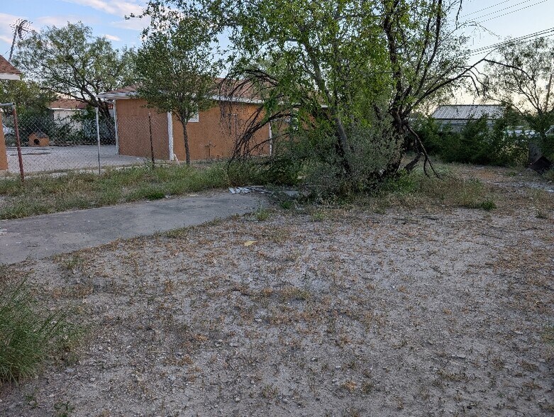 Building Photo - 215 Cora Ave