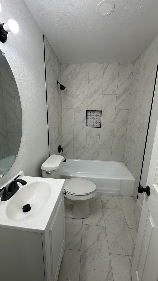 Hall Bathroom - 5282 Questa Dr
