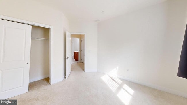 Building Photo - 909 Lakeview Ct