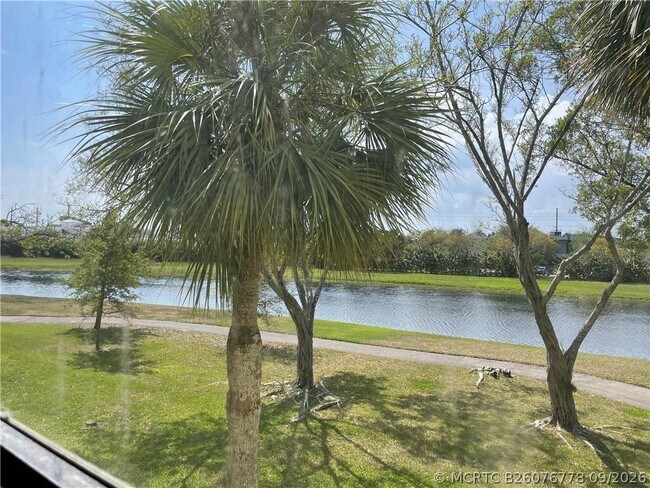 Building Photo - 2322 S Cypress Bend Dr