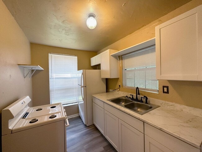 Building Photo - Beautiful 2 Bedroom, 1 Bathroom House in Fifth Avenue Available Now