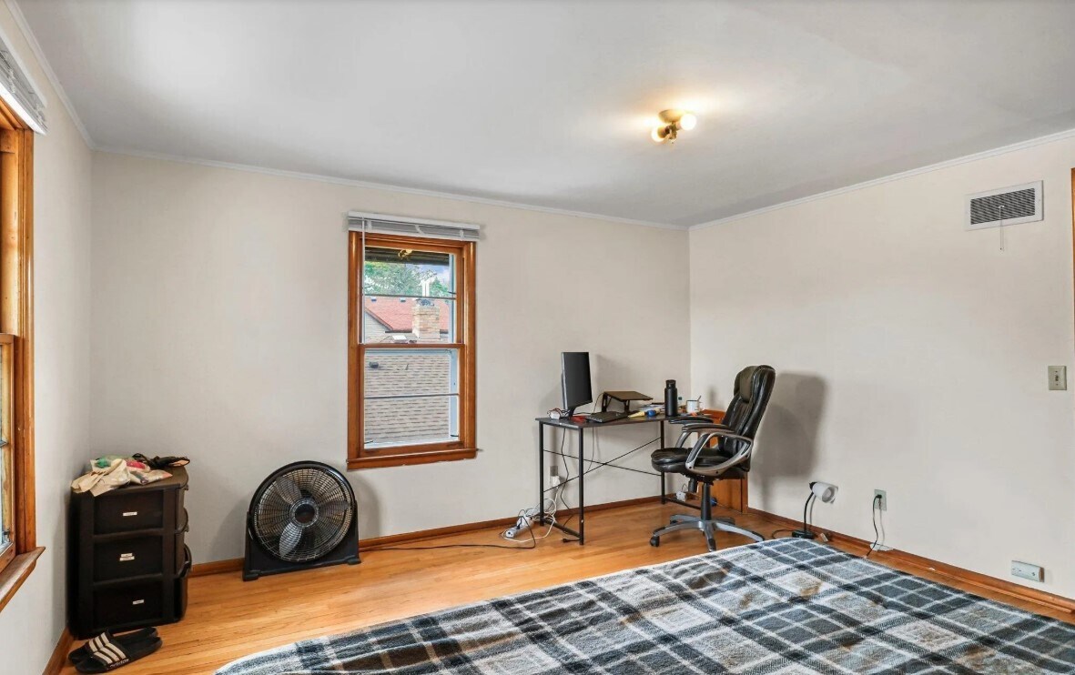 Bedroom - 432 Oak St