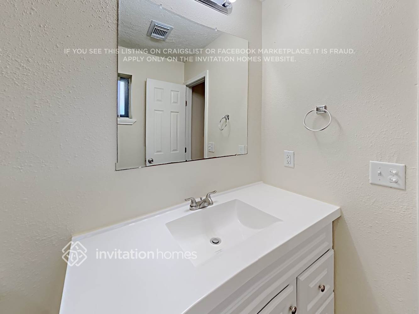 Building Photo - 16422 Oxnard Ln