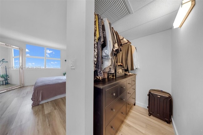 Building Photo - 300 Bayview Dr