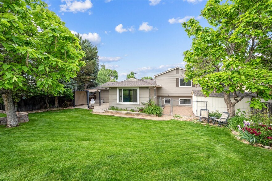 Large Backyard with Flower Garden - 9385 Carr St