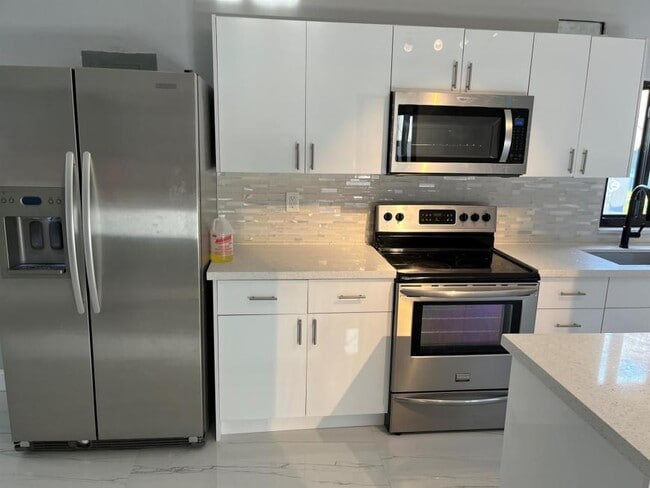 Building Photo - 3 bedroom in Miami FL 33142