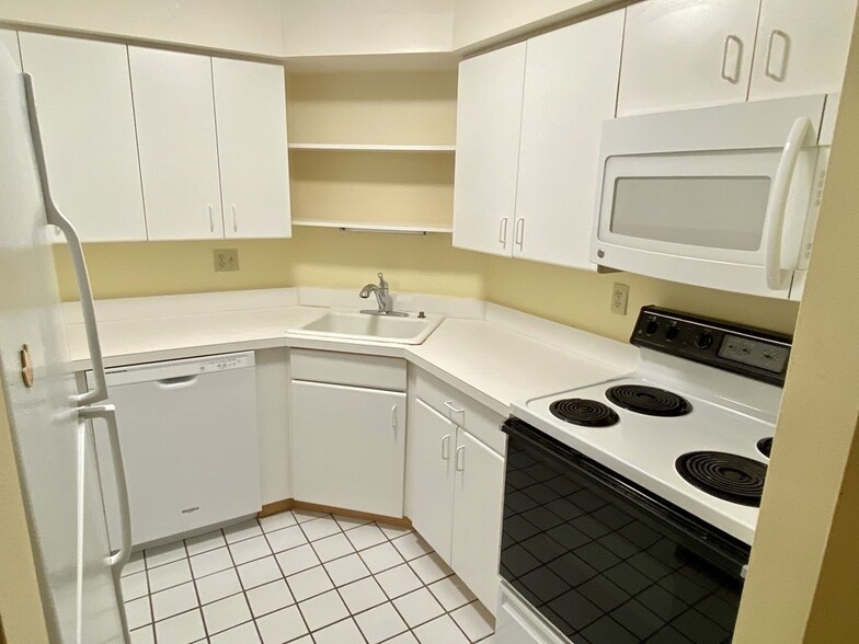 Building Photo - 135 Pleasant St