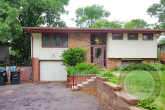 Building Photo - 3 Bedroom 1.5 Bathroom Home Located Minutes from Westroads Mall