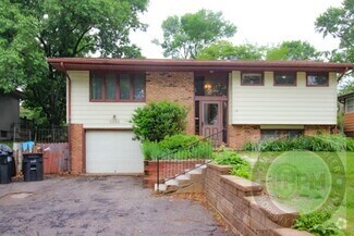 Building Photo - 3 Bedroom 1.5 Bathroom Home Located Minute...