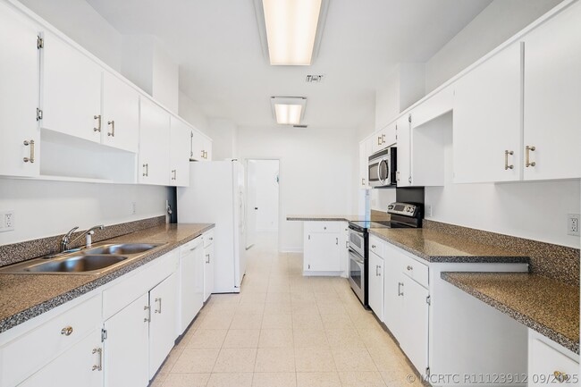 Building Photo - 210 Russlyn Dr