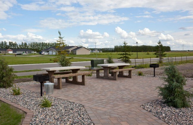 Building Photo - 905 3rd St NE