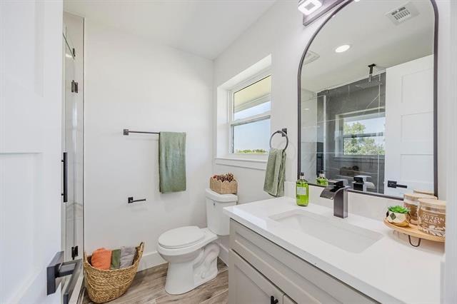 Building Photo - 310 E 6th St