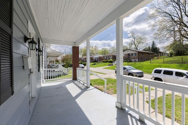 Building Photo - PRICE HILL - Stunning 4 bed 2 bath on quiet cul de sac street