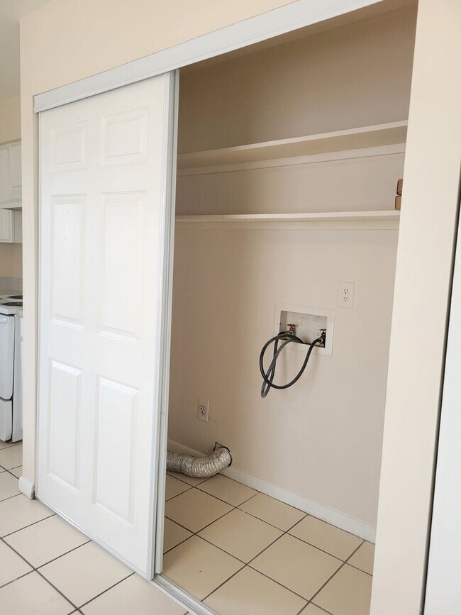 Building Photo - Two-Bedroom Apartment off Lake Howard