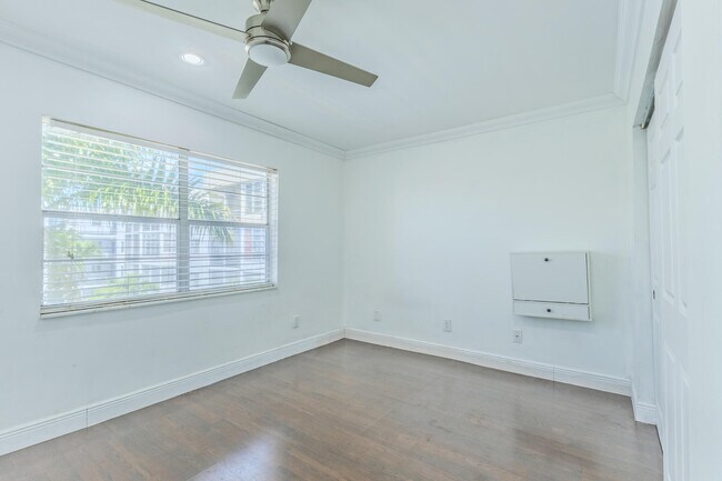 Building Photo - 3000 Sunrise Lakes Dr W