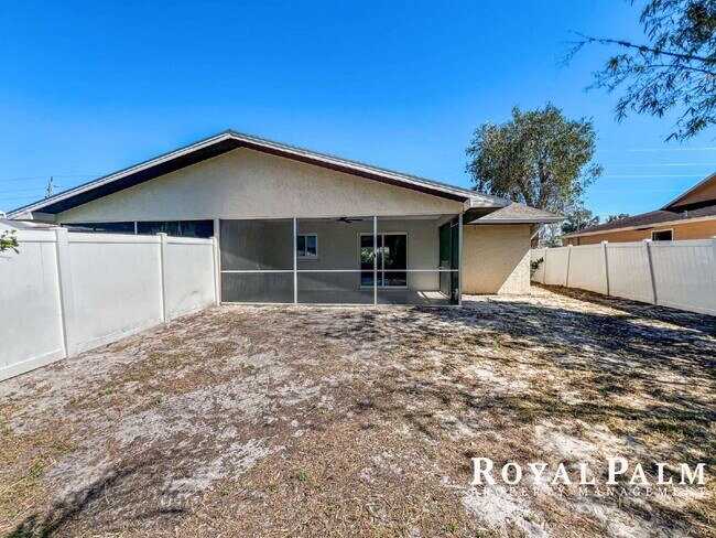 Building Photo - 2 Bed / 1 Bath | Fort Myers | Spring Into This One and Save $500