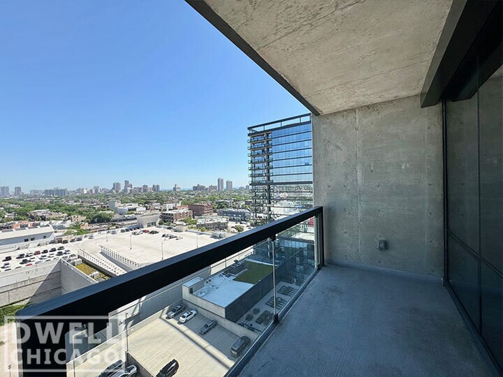 Building Photo - 860 W Blackhawk St