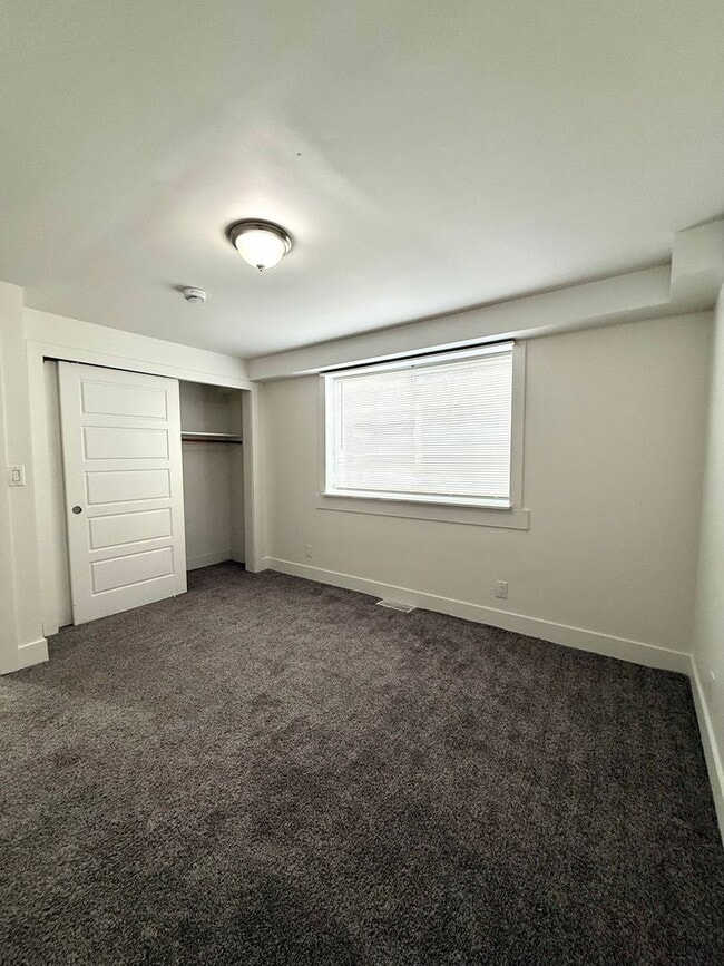 Building Photo - Stylish 2-Bed Tacoma Home