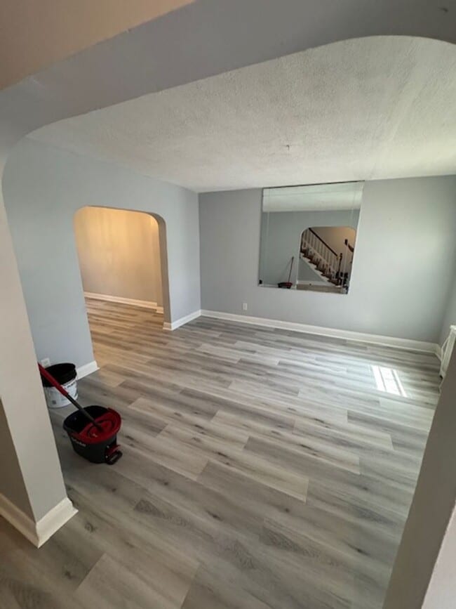 Building Photo - 3BED 2BATH FINISHED BASEMENT $1650/MONTH!